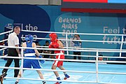 Deutsch: Boxen bei den Olympischen Jugendspielen 2018 Tag 12, 18. Oktober 2018 - Finale Leichtgewicht Mädchen – Oriana Saputo (Argentinien, blau) schlägt Emma Lawson (Australien, rot) 5-0; Ringrichter ist José Romero (Spanien). English: Boxing at the 2018 Summer Youth Olympics on 18 October 2018 – Girls' lightweight Bronze Medal Bout – Oriana Saputo (Argentina, blue) wins over Emma Lawson (Australie, red) 5-0; Referee is José Romero (Spain). Español: Boxeo en los Juegos Olímpicos Juveniles de Verano de 2018 en 18 de octubre de 2018 - Combate de medalla de bronce de las niñas: Oriana Saputo (Argentina, azul) gana a Emma Lawson (Australie, roja) 5-0; Árbitro es José Romero (España).