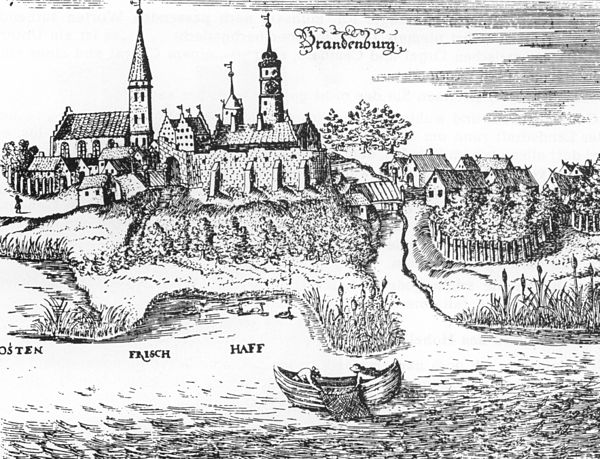 Brandenburg castle and a lischke by Vistula Lagoon Brandenburg-uschakowo.jpg