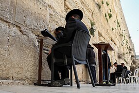 Jerusalém israel 25 de abril o homem judeu reza o muro é o lugar