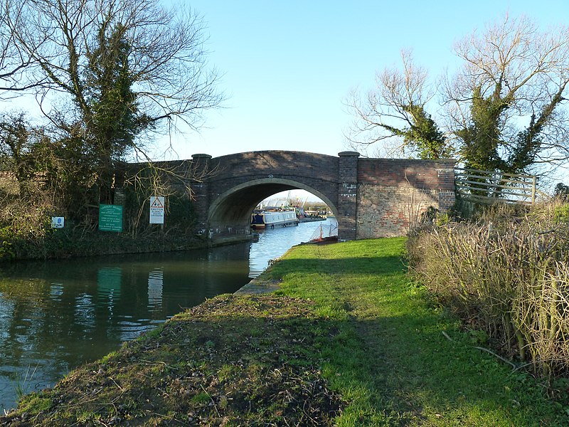 File:Bridge 60, Grand Junction Canal - geograph.org.uk - 2738813.jpg