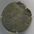 Tablette circulaire représentant un planisphère céleste indiquant la position des constellations observées la nuit du 3 au 4 janvier 650 av. J.-C. autour de Ninive.