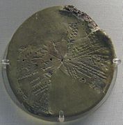Tablilla circular que representa un planisferio celeste que indica la posición de las constelaciones observadas en la noche del 3 al 4 de enero de 650 alrededor de Nínive.