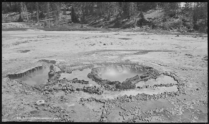 File:Bronze Spring, Shoshone basin. Yellowstone National Park - NARA - 517228.jpg