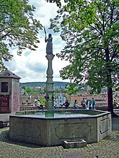 Brunnen auf dem Lindenhof mit Statue der heldenhaften Zürcherin