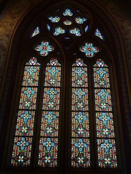 File:Budapest Matthiaskirche Innen Fenster 3.JPG