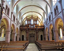 Église Saint Jean Baptiste de Buhl. Tribunes sur les bas-côtés et tribune d'orgue au fond de la nef.