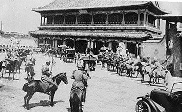Leo Karakhan, Đại sứ Liên Xô đóng ở Trung Quốc 1923–26, diễu hành bên ngoài Cổng Tân Hoa của Trung Nam Hải.
