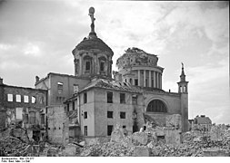 Vollständig zerstörte Rückseite des Alten Rat­hauses, rechts hinten beschä­digte Nikolai­kirche mit zerstörter Kuppel