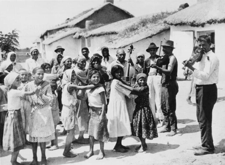 File:Bundesarchiv Bild 183-R04247, Ungarn, Sinti und Roma beim Tanzen.jpg