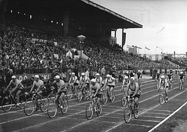 Bundesarchiv Bild 183-R85187, Warschau, Radrennen Warschau-Prag, Start.jpg