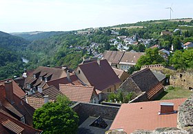 Vue depuis le château fort de Neuleiningen sur la vallée d'Eckbach et l'étang d'Eckbach à la lisière nord de la forêt palatine et l'éolienne sur le Bitternell, le sommet sud-ouest du Grünstadter Berg à l'extrême sud des collines d'Alzey, en dessous de l'A6 et de Neuleiningen ; à gauche en arrière-plan, le Kleine Donnersberg (329 m) avec le hameau de Nackterhof.