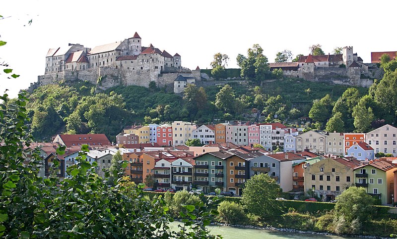 File:Burghausen-32-Salzach-Burg-2006-gje.jpg