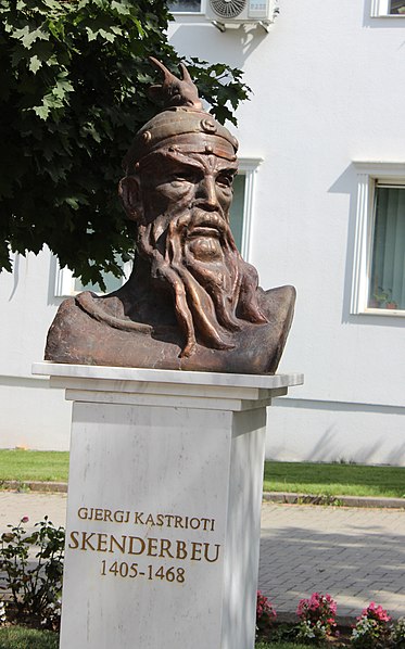 File:Busti i Skenderbeut, Gjilan.jpg