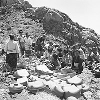 Дарове за боговете, поднесени на склона на вулкана (1957)