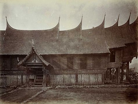 Huis van de Raja Alam Alahanpandjang. Foto Daniël David Veth. Collectie Tropenmuseum.