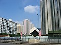 图右是元州邨第2期重建计划所兴建的楼宇，属新和谐一型大厦（2007年5月）