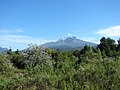Изглед към вулкана Калбуко откъм езерото Лянкиуе и автомагистрала 225