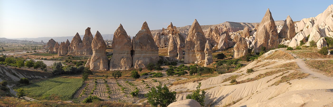 Formasi bebatuan di Taman Nasional Göreme, Turki.