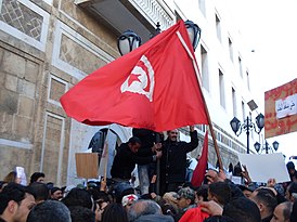 Демонстранты под Тунисским флагом, 23 января 2011 года