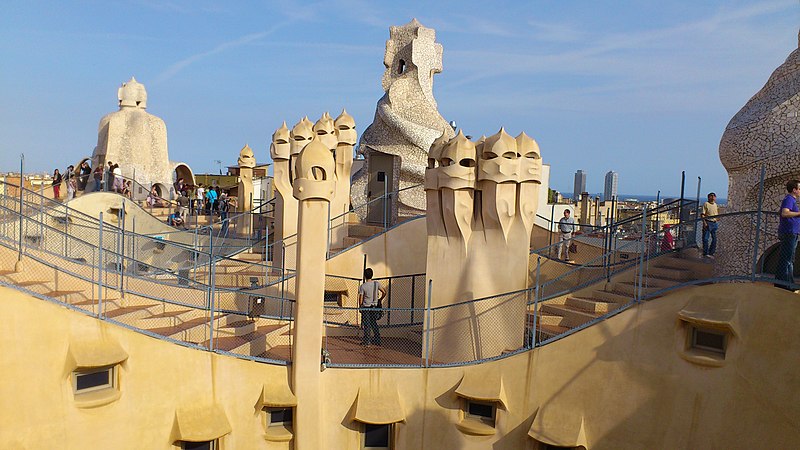 File:Casa Milà-カサミラ - panoramio.jpg