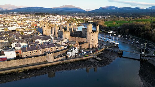 Castell Caernarfon yn y cyfnos yn 2023 - Castell Caernarfon, Gwynedd, Wales at Dusk - 2023 32.jpg