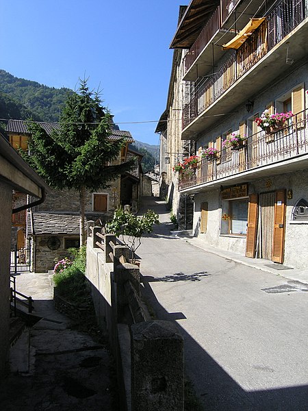 File:Castelmagno-FrazioneCampomolino.jpg