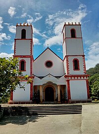 Eine gelbe Kathedrale mit einem einzigen Turm