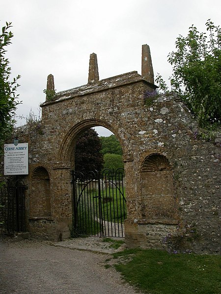 File:Cerne Abbas, gateway - geograph.org.uk - 1911960.jpg