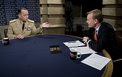 Prezidanto de la Usona Stabestraro Navy Adm.
Mike Mullen donas intervjuon al John Dickerson dum la CBS-novaĵprogramo Alfrontu la nacion en Washington, D.C., julion 5, 2009 090705-N-TT977-156.jpg
