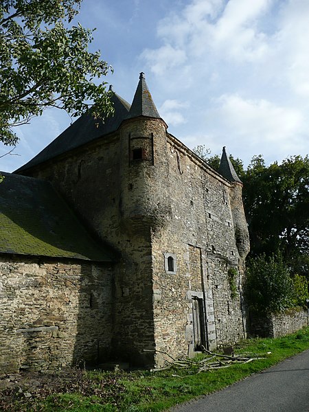 File:Challain - Manoir de la Cour des Aulnays - Chatelet.jpg