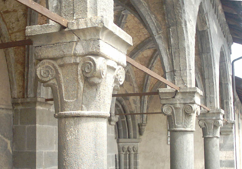 File:Chapiteaux des colonnes du porche (Saint Marcellin la Salle les Alpes).jpg