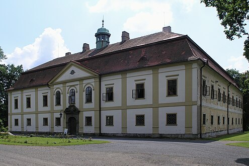 Le château de Chotěboř, de l'architecte Vilém Kinsky, ayant appartenu à la famille de barons de la nobles de Bohême Dobrženský do az Dobrženitz, nationalisé en 1948, rendu aux propriétaires d'origine après 1989 (mais en 2010 le coût des travaux n'a pas permis de restaurer plus que la façade).