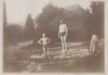 Claude Terrasse et Jacotot se baignant dans un bassin, à droite Charles regardant la scène.gif