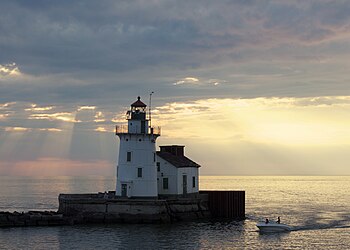 File:Cleveland West Pierhead Lighthouse.jpg