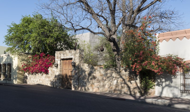 File:Colorful wall and estate entrance on San Bernardo Avenue in Laredo, Texas LCCN2014630548.tif