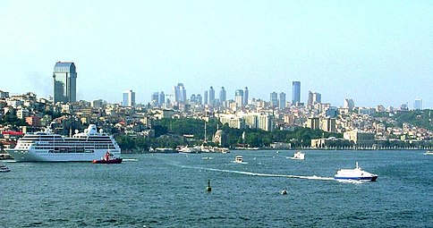 Un navire de croisière sur le Bosphore à Istanbul.