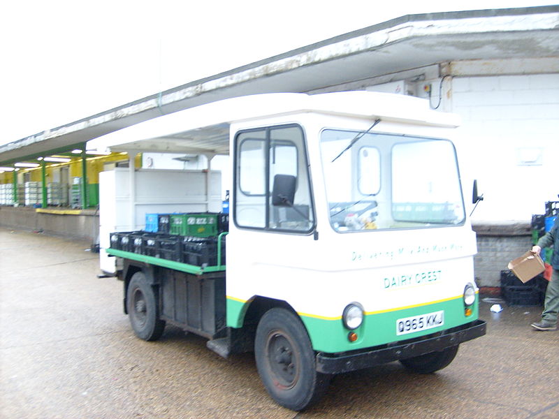 File:Dairy Crest Milk Float Garage 2.jpg