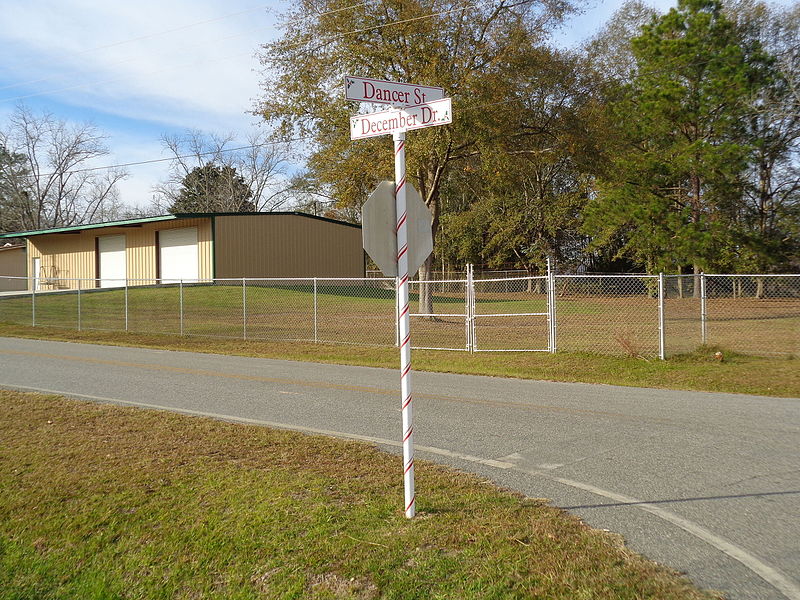 File:Dancer St, December Dr street signs.JPG