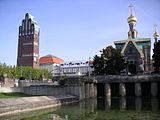 Hochzeitsturm, Wasserbecken und russisch-orthodoxe St. Maria-Magdalenen-Kapelle in Darmstadt, Hessen.