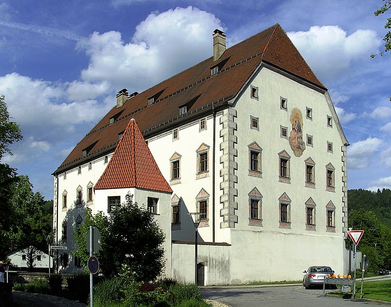 File:Das Schloss Obernzell, 2010.jpg
