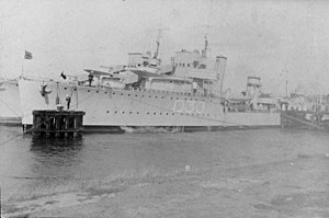 De Britse destroyer HMS Whirlwind (W class, D30, 1918-1940) in de haven van IJmuiden (2000-239-008).jpg