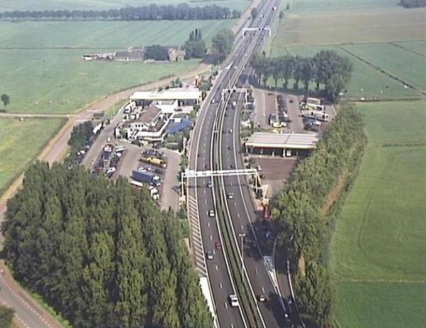 De Lucht Rest Area on the Dutch A2. Many British MSAs at an on-line site have a layout similar to this one though on a larger scale.