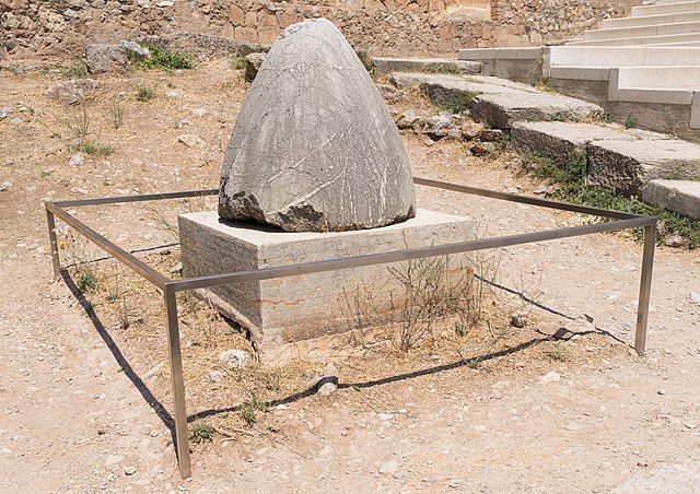Omfalosi origjinal ndodhet brenda muzeut të Delfit