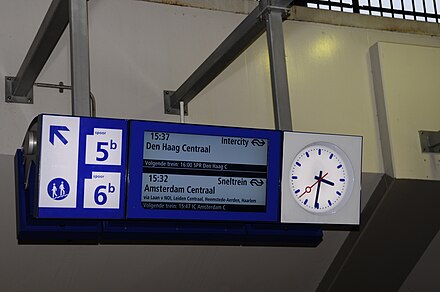 Double LCD screen at Den Haag Hollands Spoor (HS).