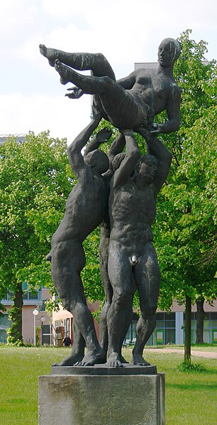 File:Dessau Friedensplatz Skulptur 1a.jpg