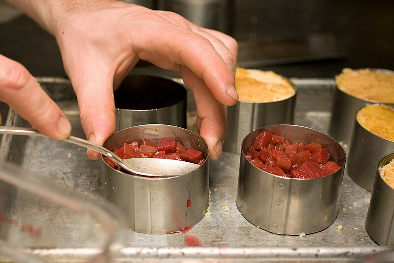 File:Dessert-preparation, 2009-(01).jpg