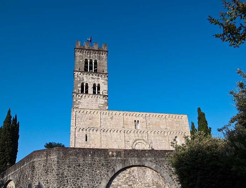 File:Duomo di Barga from below.jpg