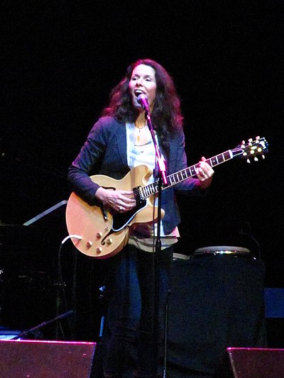 Edie Brickell Net Worth, Biography, Age and more