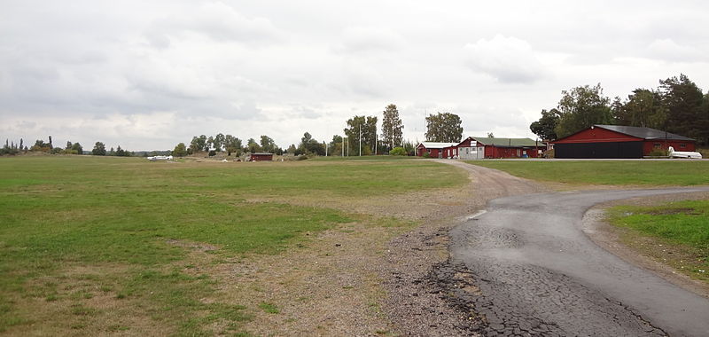 File:Ekeby flygfält, hangarer.JPG