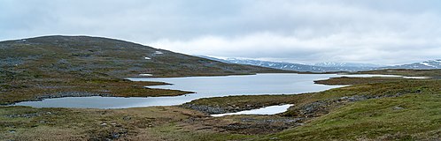 Elliboarkajávrásj, vy mot SO. Till vänster Sjpietjav.